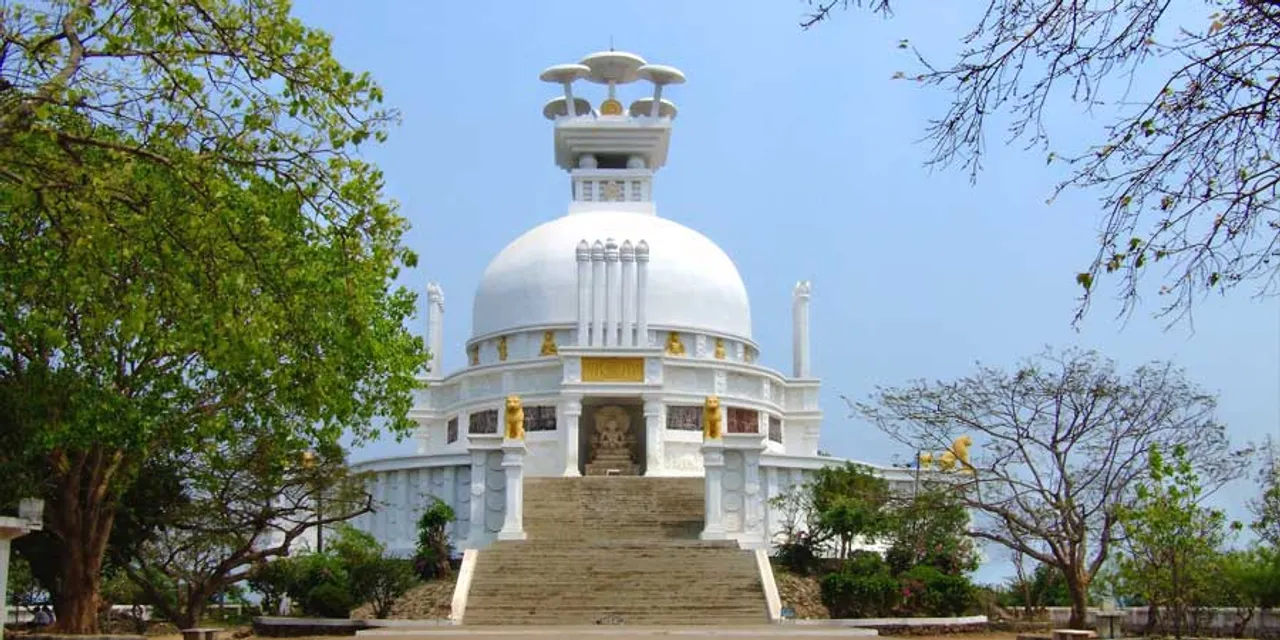  ବିପଦରେ ପ୍ରସିଦ୍ଧ ପର୍ଯ୍ୟଟନ ସ୍ଥଳୀ ଧଉଳି: ଶାନ୍ତିସ୍ତୂପ ଚୂଡ଼ାରେ ଫାଟ, ବିଭିନ୍ନ ସ୍ଥାନରୁ ଖସୁଛି ପଲସ୍ତରା; ପ୍ରଶାସନ ବେଫିକର