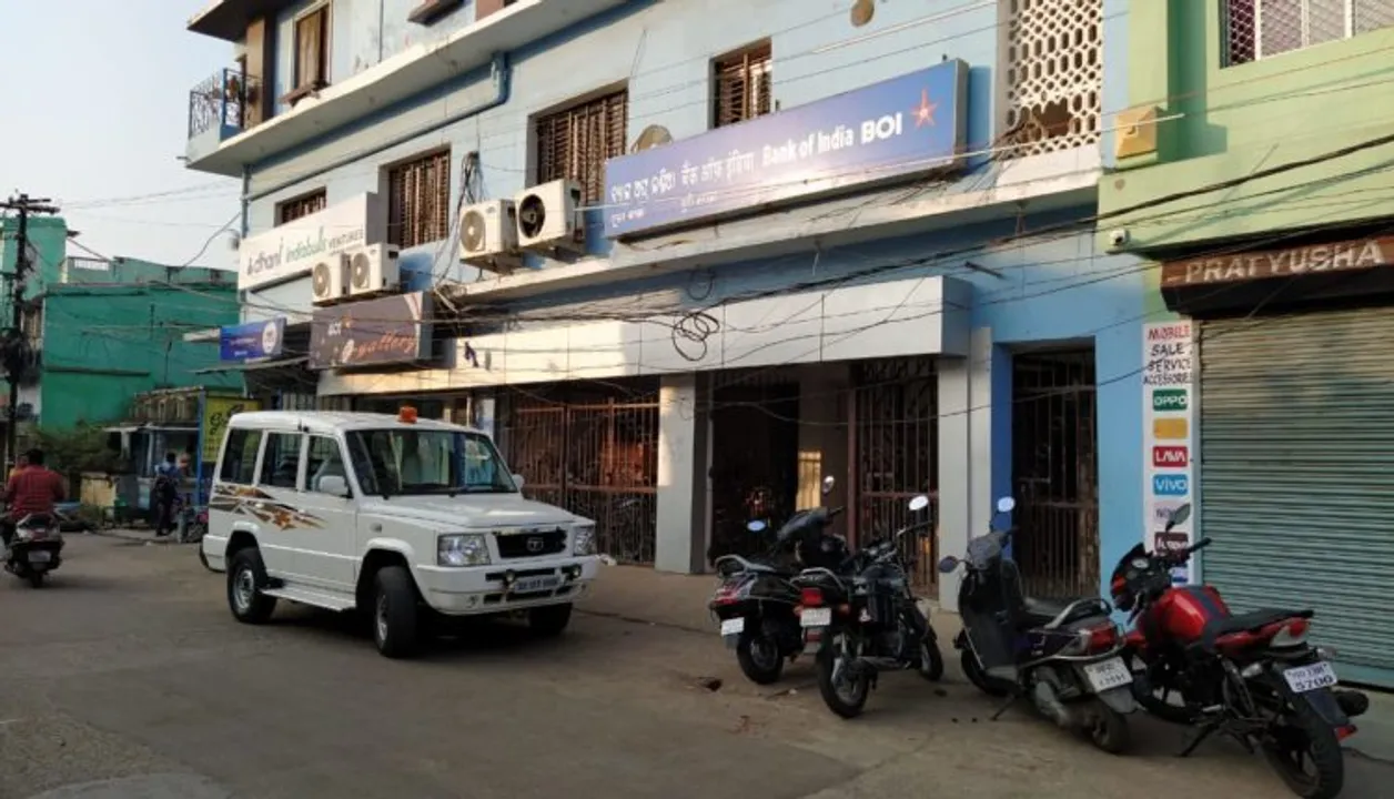  ବ୍ୟାଙ୍କ ସୁରକ୍ଷାକର୍ମୀଙ୍କ ବନ୍ଧୁକରୁ ଫୁଟିଲା ଗୁଳି : ଗୁଳିଫୁଟି ଜଣେ ଜମାକାରୀ ଆହତ, ଗୁରୁତରଙ୍କୁ କଟକ ବଡ଼ ମେଡ଼ିକାଲ ସ୍ଥାନାନ୍ତର