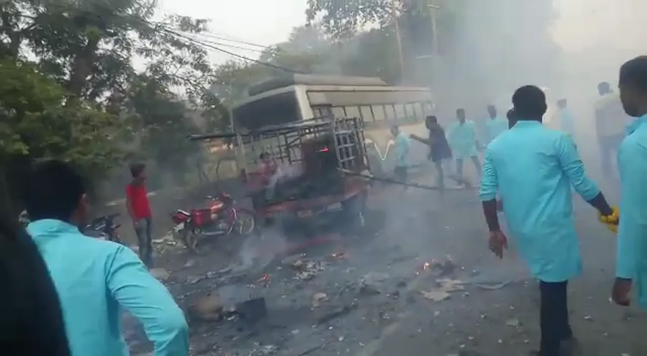  ଅନୁଗୁଳ : କାଳୀପୂଜା ଭସାଣ ବେଳେ ବଡ଼ ଧରଣର ଅଘଟଣ । ଭସାଣ ଗାଡିରେ ଲାଗିଲା ନିଆଁ , ଅଳ୍ପକେ ବର୍ତ୍ତିଲେ ଅନେକ ଲୋକ ।