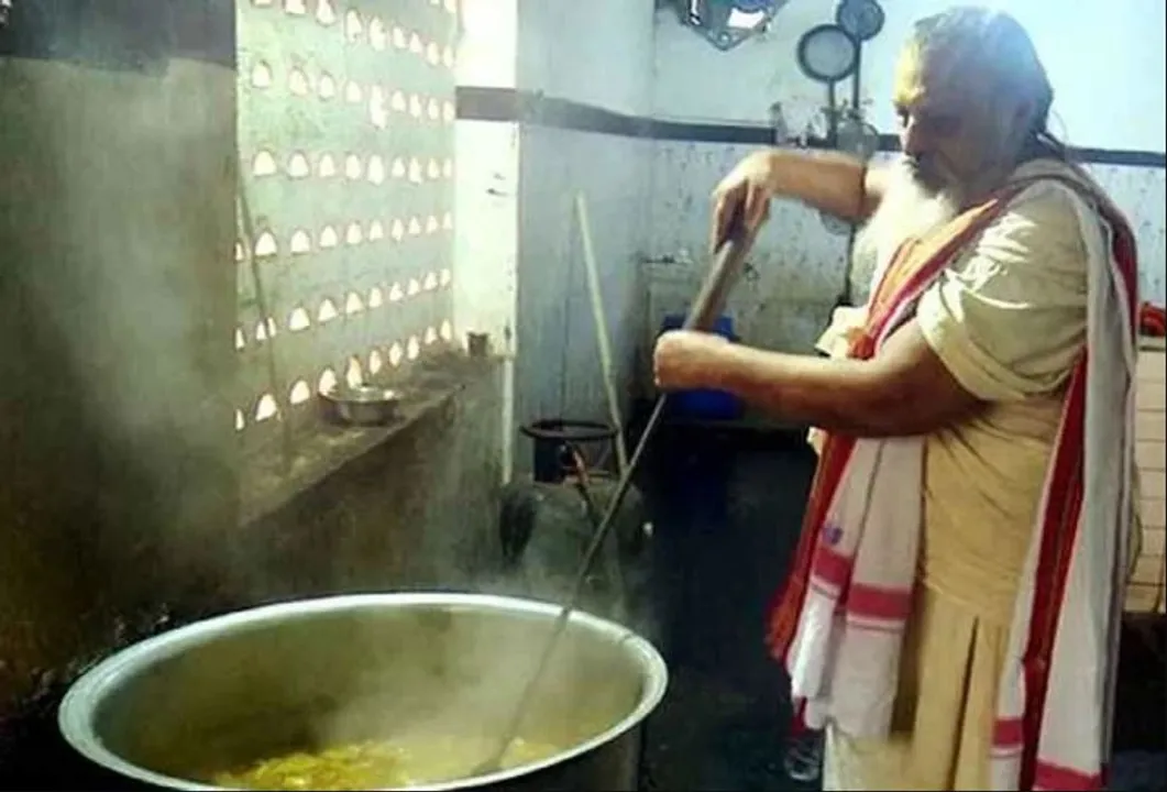  ଭୋକିଲାଙ୍କ ପାଇଁ ଅନ୍ନଦାତା ସୀତାରାମ ! ୩୬ ବର୍ଷ ହେଲା ବିନା ପଇସାରେ ଭୋକିଲା ପେଟକୁ ଆହାର ଯୋଗାଇ ଆସୁଛନ୍ତି ବାବା ସୀତାରାମ ।