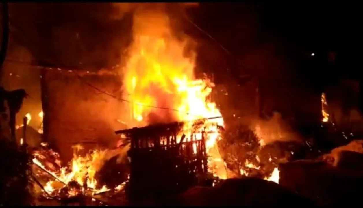  ଅଗ୍ନିକାଣ୍ଡରେ ଜଳିଗଲା ୧୨ ବଖରା ଘର : ସର୍ବସ୍ୱାନ୍ତ ହୋଇଗଲେ ୧୨ ପରିବାର, ଅଗ୍ନିକାଣ୍ଡର କାରଣ ଅସ୍ପଷ୍ଟ