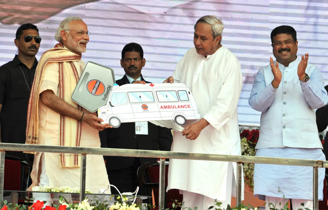  The Prime Minister, Shri Narendra Modi presenting the keys of ambulance to the Chief Minister of Odisha, Shri Naveen Patnaik. 
