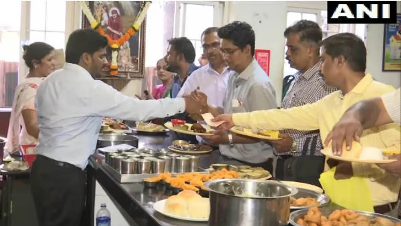  କର୍ମଚାରୀଙ୍କୁ ୧୦ ଟଙ୍କାରେ ପେଟପୁରା ଖାଦ୍ୟ ଯୋଗାଇବ ମୁମ୍ବାଇ ମହାନଗର ନିଗମ : କର୍ମଚାରୀଙ୍କ ପାଇଁ ୧୦ ଟଙ୍କିଆ ମଧ୍ୟାହ୍ନ ଭୋଜନ ଯୋଜନା ଆରମ୍ଭ କଲା ବିଏମସି