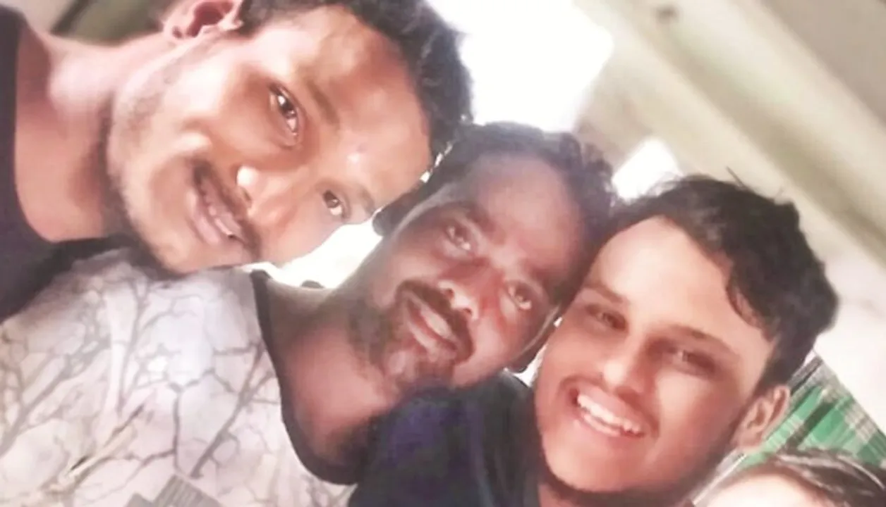  ସାମ୍ନାକୁ ଆସିଲା ଜେଲ ଭିତରର ଗୁମର କଥା ! ଚୌଦ୍ୱାର ସର୍କଲ ଜେଲରେ କଏଦୀଙ୍କ ସେଲଫି ଫଟୋ ଭାଇରାଲ, ଜେଲ ଭିତରକୁ ମୋବାଇଲ ଫୋନ ଗଲା କେମିତି?