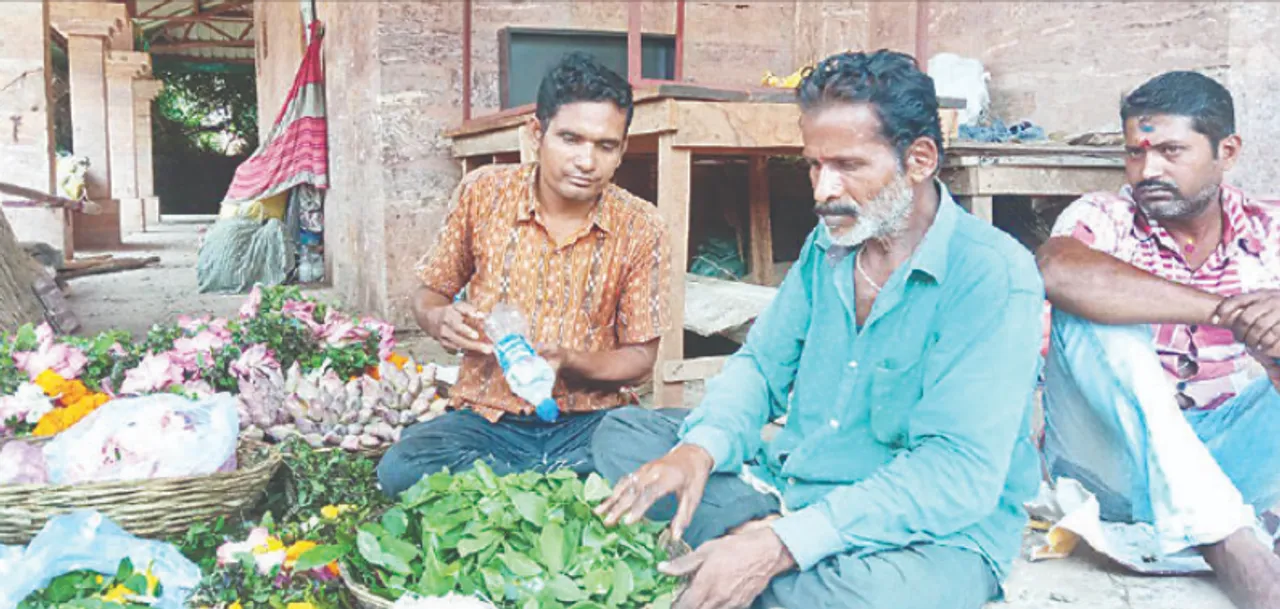  ତାଳପତ୍ର ଚିତ୍ରର ଚାହିଦା କମିଲା, ରୋଜଗାର ବାଟ ବନ୍ଦ ହୋଇଗଲା : ଦୁର୍ଦ୍ଦିନରେ ରାଷ୍ଟ୍ରପତି ପୁରସ୍କାରପ୍ରାପ୍ତ ତାଳପତ୍ର ଶିଳ୍ପୀ, ଲିଙ୍ଗରାଜ ମନ୍ଦିର ନିକଟରେ ଫୁଲ ଆଉ ବେଲପତ୍ର ବିକୁଛନ୍ତି ରାମଚନ୍ଦ୍ର