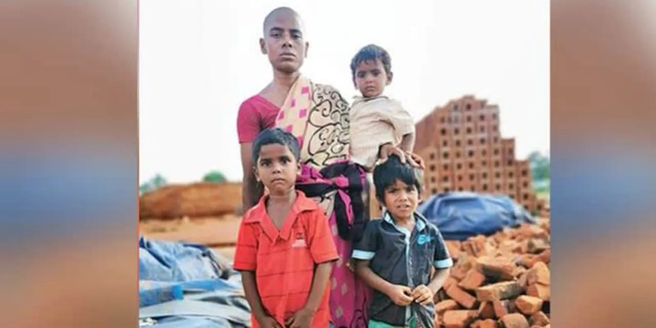  କୁନି ଭୋକିଲା ପେଟ ଆଗରେ ତୁଚ୍ଛ ହେଲା ସୁନ୍ଦରତା : ଭୋକ ପେଟକୁ ଦାନା ଯୋଗାଡିବା ପାଇଁ ମୁଣ୍ଡର ଚୁଟିକୁ ୧୫୦ ଟଙ୍କାରେ ବିକିଲା ବିଧବା ମା’ । 