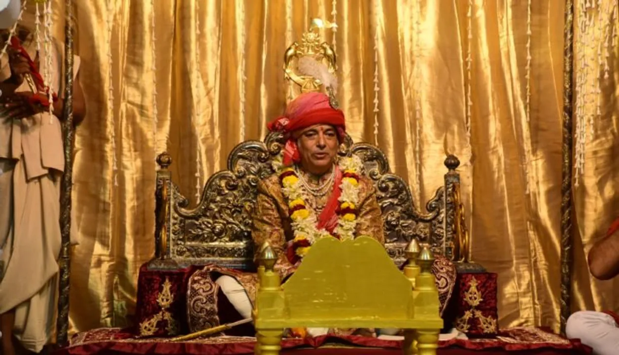  ପୁରୀ ଗଜପତି ମହାରାଜଙ୍କ ପୁଷ୍ୟାଭିଷେକ। ରାଜନଅରରେ ୧୬ଶାସନ ବ୍ରହ୍ଣଣ ଓ ୩୨ କରବାଡ ପ୍ରତିନିଧିଙ୍କ ଆଶୀର୍ବାଦ ପ୍ରଦାନ । ବହୁ ସାଧୁସନ୍ଥଙ୍କ ସମାଗମ