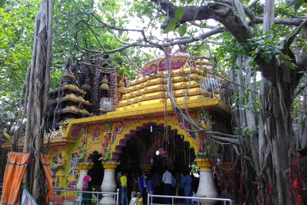  ଗୋରଖନାଥ ମନ୍ଦିରର କେଳେଙ୍କାରୀ : ହୋଟେଲ ପାଲଟିଛି ମନ୍ଦିର,  ବର୍ଷକୁ ୩ କୋଟିର ପ୍ରସାଦ ବିକ୍ରି ହେଉଥିଲେ ହେଁ ଟଙ୍କାଟିଏ ପାଉନାହାନ୍ତି ଠାକୁର