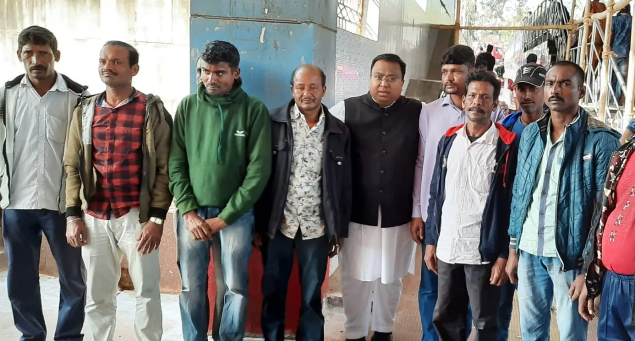  ଶ୍ରୀଲଙ୍କାରୁ ଆଣିଲା ‘ମୋ ପରିବାର’ । ଦାଦନ ଖଟିବାକୁ ଯାଇ ଶ୍ରୀଲଙ୍କାରେ ଫସିଥିବା ବାଣପୁରର ୧୧ ଶ୍ରମିକଙ୍କୁ ଓଡିଶା ଫେରାଇବାରେ ମାଧ୍ୟମ ସାଜିଥିଲା ମୋ ପରିବାର...