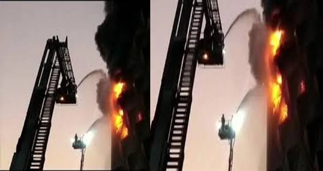  ସୁରଟର ରଘୁବୀର କପଡା ବଜାରରେ ଭୟାବହ ଅଗ୍ନିକାଣ୍ଡ । ଘଟଣାସ୍ଥଳରେ ୪୦ ଟି ଦମକଳ ବାହିନୀ ନିୟୋଜିତ । ନିଆଁ ଲାଗିବାର କାରଣ ଅସ୍ପଷ୍ଟ