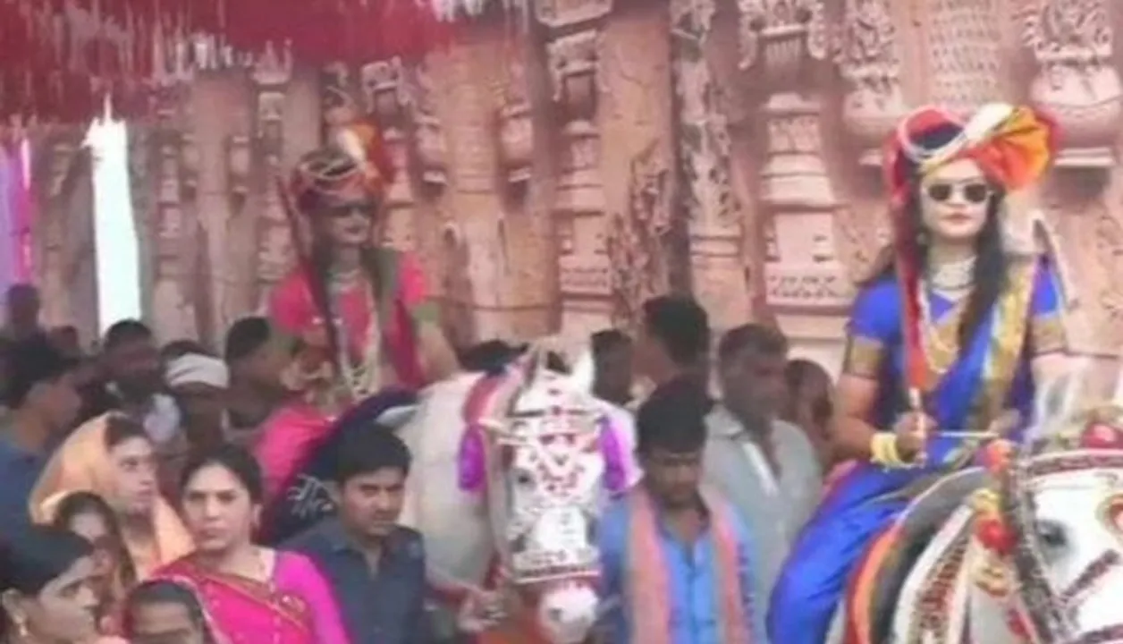  ବିବାହର ନିଆରା ଦୃଶ୍ୟ । ଘୋଡାରେ ବସି ବର ଘରେ ପହଞ୍ଚିଲେ ୨ କନ୍ୟା, ପୂରା ସହରରେ ହେଲା ଚର୍ଚ୍ଚା ।
