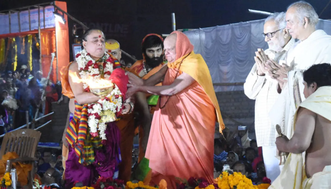  ପୌଷ ପୂର୍ଣ୍ଣିମାରେ ହେଲା ମହୋଦଧୀ ଆଳତି । ଜଗଦଗୁରୁ ଶଙ୍କରାଚାର୍ଯ୍ୟ ନିଶ୍ଚଳାନନ୍ଦ ସରସ୍ୱତୀଙ୍କ ସହ ଗଜପତି ଓ ରାଜ୍ୟପାଳ ଆଳତି କଲେ ସମର୍ପଣ