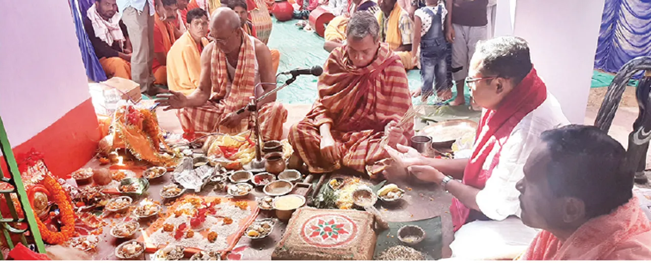  ମହାପ୍ରଭୁଙ୍କ ରଥକାଠ ନିମନ୍ତେ ବଡ଼ରାଉଳ ପୀଠରେ ପୂଜାର୍ଚ୍ଚନା: ଆଜ୍ଞାମାଳା ନେଇ ଶ୍ରୀମନ୍ଦିରରୁ ଆସିଥିଲେ ପ୍ରତିନିଧିଦଳ; କାଠ କାଟିବା ପାଇଁ ମା’ଙ୍କ ଅନୁମତି ମାଗି ଫେରିଲେ