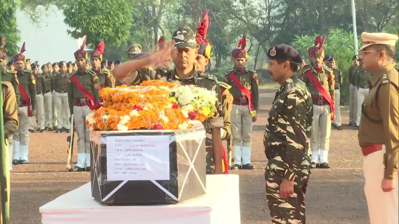  ସହିଦ୍ ଯବାନଙ୍କୁ ଅନ୍ତିମ ବିଦାୟ : ଗତକାଲି କୋବ୍ରା ଯବାନ ଓ ନକ୍ସଲଙ୍କ ମଧ୍ୟରେ ଗୁଳିବିନିମୟରେ ନିପାତ ହୋଇଥିଲା ଜଣେ ନକ୍ସଲ୍ ଏବଂ ସହିଦ୍ ହୋଇଥିଲେ ୨ ଯବାନ
