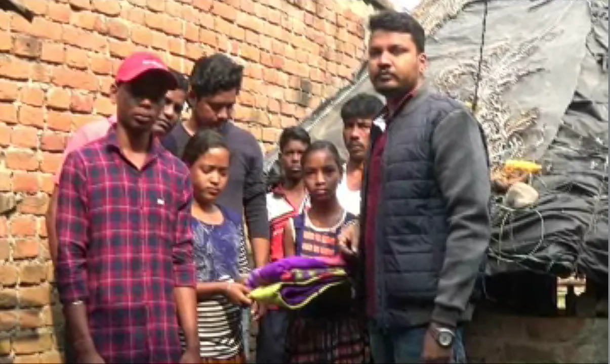  ଅନ୍ୟପାଇଁ ବଞ୍ଚୁଥିବା ମଣିଷଟିଏ ! ‘ବିକ୍ରମ’ଙ୍କ ଜୀବନର ମୂଳମନ୍ତ୍ର ସମାଜସେବା, ନିଜ ରୋଜଗାର ଟଙ୍କାରେ ଅନ୍ୟମାନଙ୍କୁ ସାହାଯ୍ୟ କରି ପାଆନ୍ତି ଆତ୍ମସନ୍ତୋଷ ।