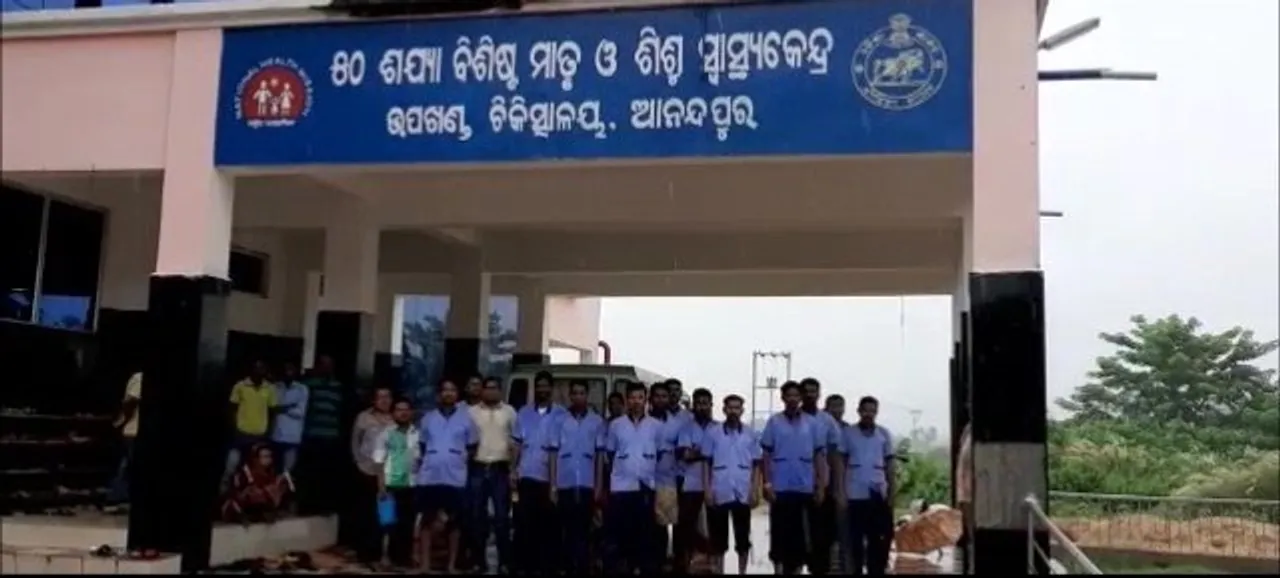  ଶିବରାତ୍ରିରେ ବଡ଼ ଅଘଟଣ : ଦୀପ ଜାଳୁଥିବା ବେଳେ ମହିଳାଙ୍କ ଶାଢ଼ିରେ ଲାଗିଗଲା ନିଆଁ, ଡାକ୍ତରଖାନାରେ ଭର୍ତ୍ତି ହେଲେ ମହିଳା