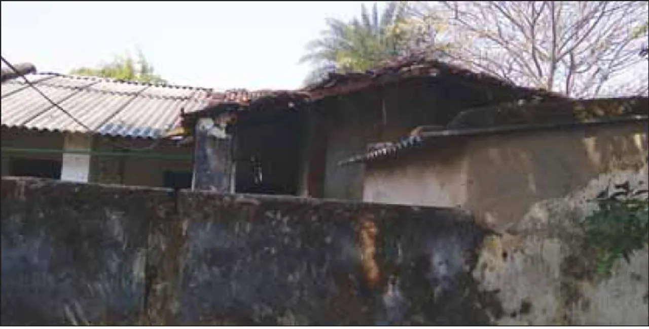  ଦୁର୍ଘଟଣାକୁ ଅପେକ୍ଷା ରହିଛି କି? ଭଙ୍ଗାଦଦରା ଘରେ ଚାଲିଛି ଅବକାରୀ କାର୍ଯ୍ୟାଳୟ, ପାଣି ନାହିଁ କି ଶୌଚାଳୟ ବି ନାହିଁ
