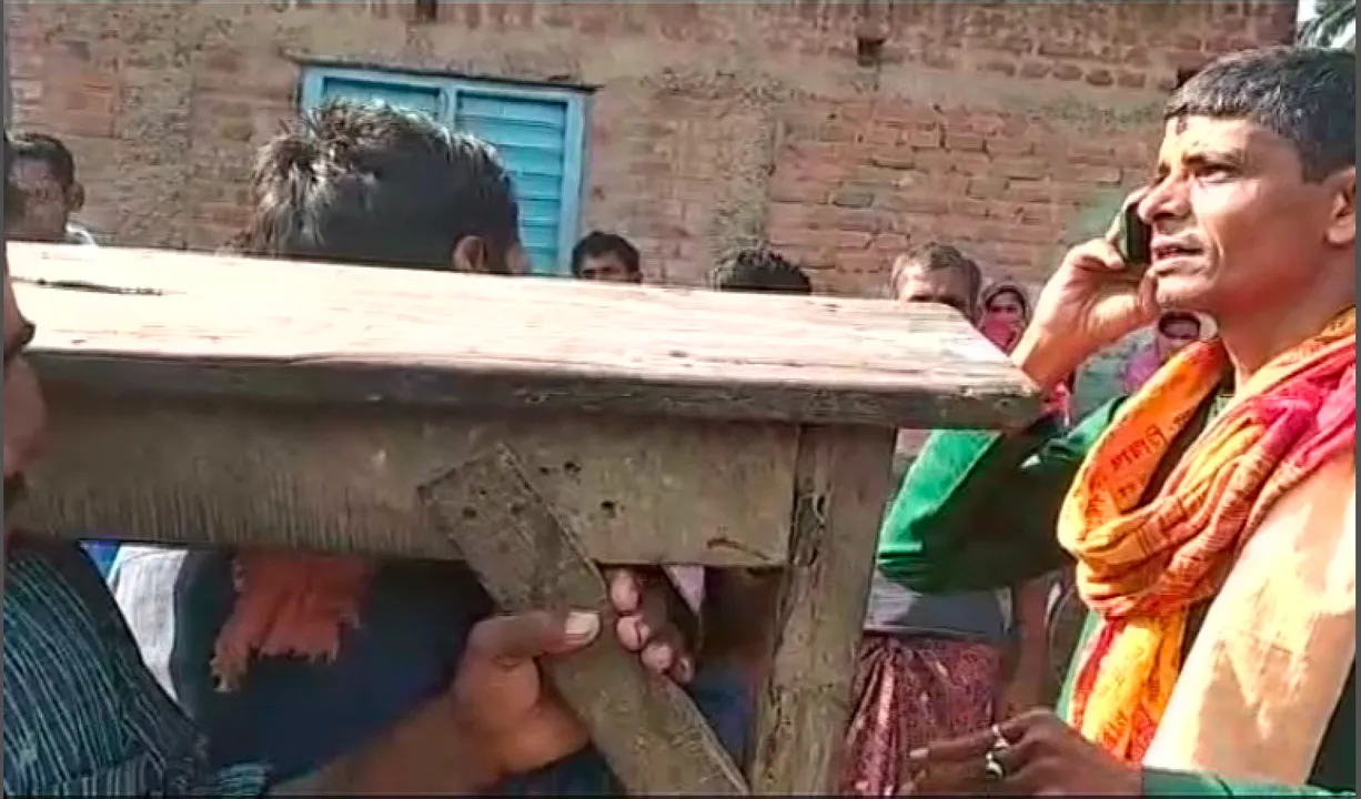  ଚୋର ଧରିବା ପାଇଁ ଭଦ୍ରକରେ ବୁଲିଲା ଅନ୍ଧବିଶ୍ୱାସର ଖଟ । ପୂଜାପାଠ ପରେ ଗାଁ ଦାଣ୍ଡରେ ଖଟ ବୁଲାଇ ଚୋର ଧରିବାକୁ ହେଲା ପ୍ରାଣ ମୁର୍ଚ୍ଛା ଉଦ୍ୟମ