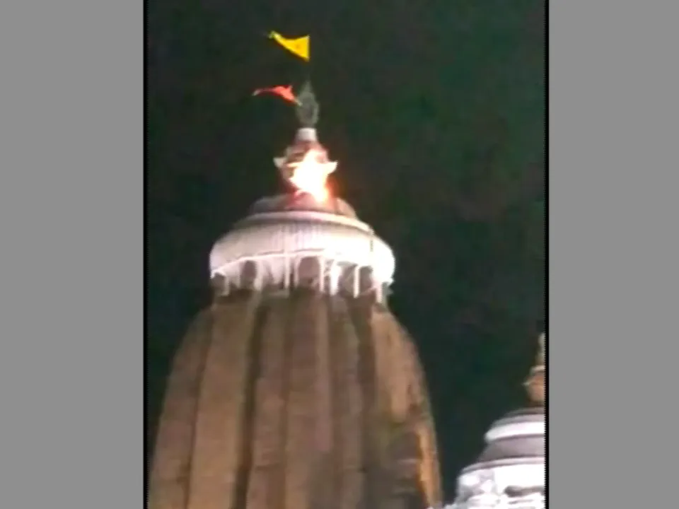  ନୀଳଚକ୍ର ବାନାରେ ଲାଗିନାହିଁ ନିଆଁ । ପବନରେ ଉଡିଯାଇଥିଲା ପାପମୋଚନ ଏକାଦଶୀ ମହାଦୀପର ବଳିତା