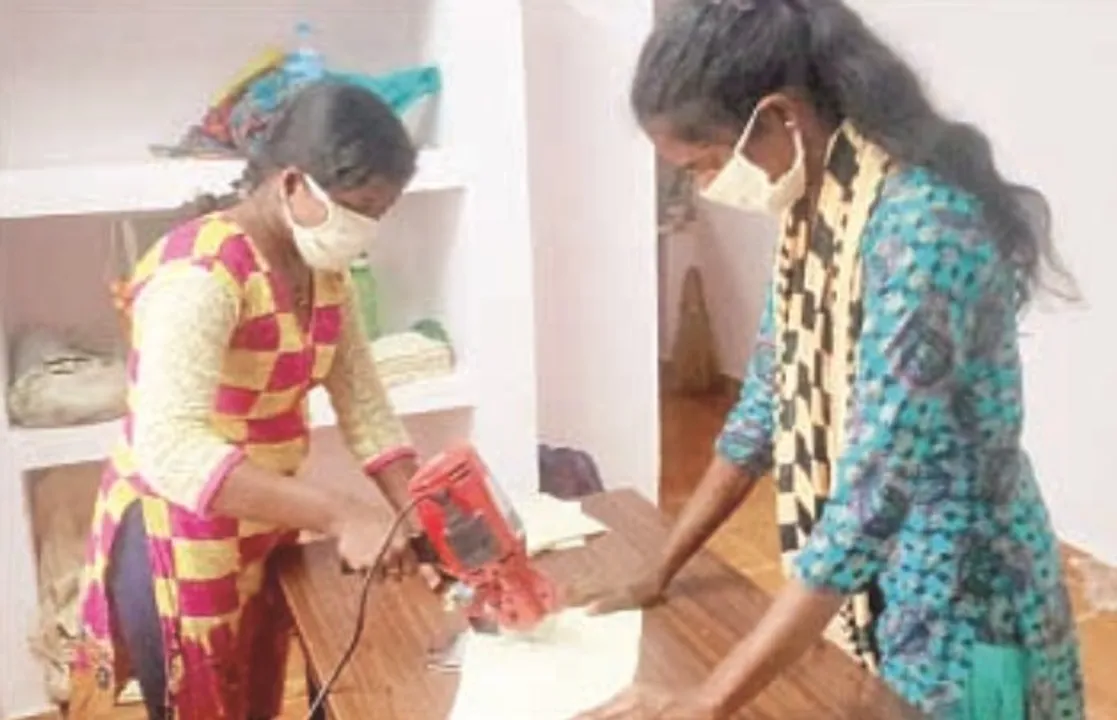  ଖଦିରେ ତିଆରି କରୁଛନ୍ତି ମାସ୍କ, ଜୀବନ ଜିଇଁବାର ରାହା ପାଇଛନ୍ତି ୬ ଯୁବତୀ ।