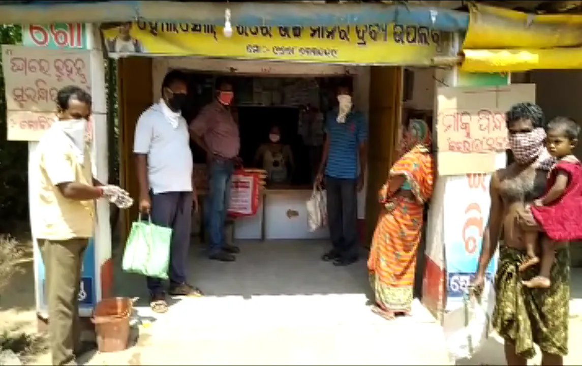  ସଚେତନ ହେଉଛି ଓଡିଶା...କରୋନା ମୁକାବିଲା ପାଇଁ ସାମାଜିକ ଦୂରତା ସହ ମାସ୍କ ପିନ୍ଧିବା ଉପରେ ଅଧିକ ଗୁରୁତ୍ୱ ଦେଉଛନ୍ତି ଲୋକେ