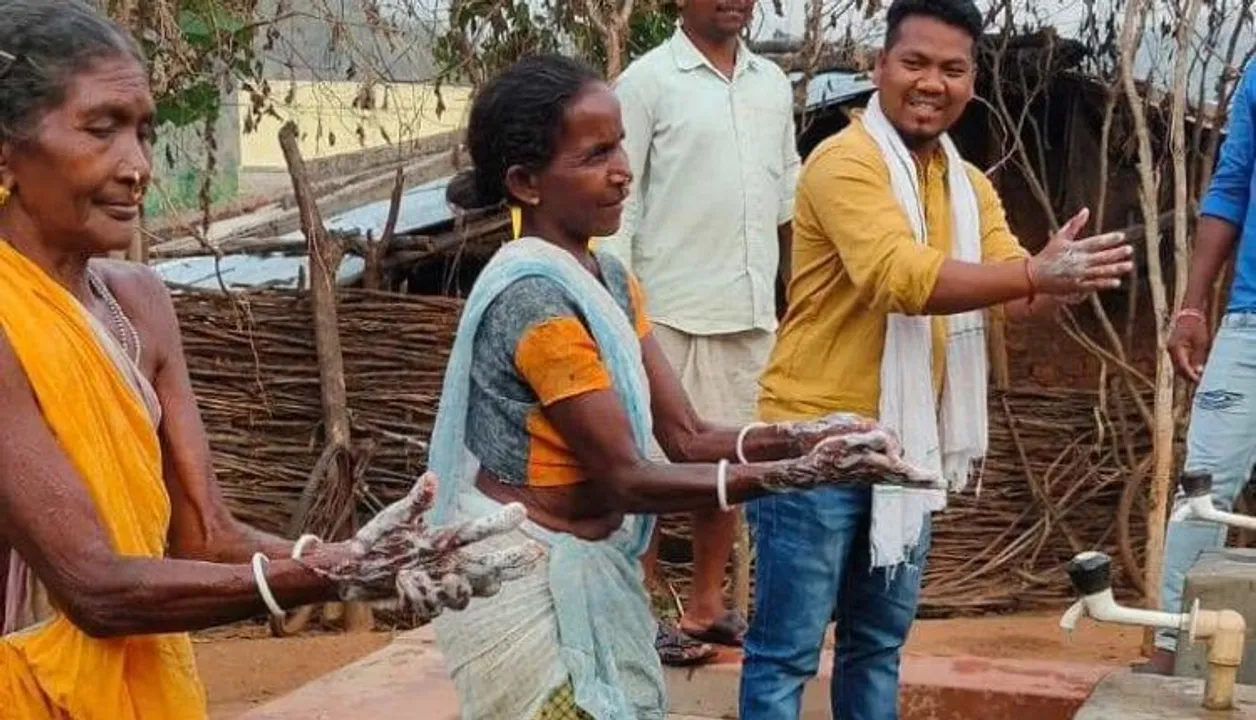  ନିଜ ଅର୍ଥରେ ସାବୁନ କିଣୁଛନ୍ତି . . . ଜନଜାତିଙ୍କୁ ହାତ ଧୂଆ ଓ ସାମାଜିକ ଦୂରତ୍ୱର ମନ୍ତ୍ର ଶିଖାଉଛନ୍ତି  : ସରପଞ୍ଚଙ୍କ ଅଭିନବ ପଦେକ୍ଷପ ପାଇଁ ପ୍ରଶଂସା କଲେ ମୁଖ୍ୟମନ୍ତ୍ରୀ