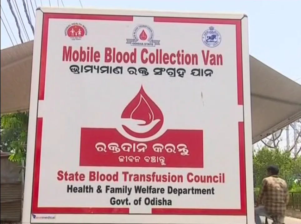  ତାଲାବନ୍ଦ ଭିତରେ ରକ୍ତଭଣ୍ଡାରରେ ରକ୍ତ ଅଭାବ ଦୂର କରିବାକୁ ସମ୍ବାଦ ‘ଆମ ଓଡିଶା’ର ପ୍ରୟାସ: ମୋବାଇଲ ଭ୍ୟାନରେ ଚାଲିଛି ରକ୍ତଦାନ; ୩୦ ୟୁନିଟରୁ ଅଧିକ ରକ୍ତ ସଂଗ୍ରହ