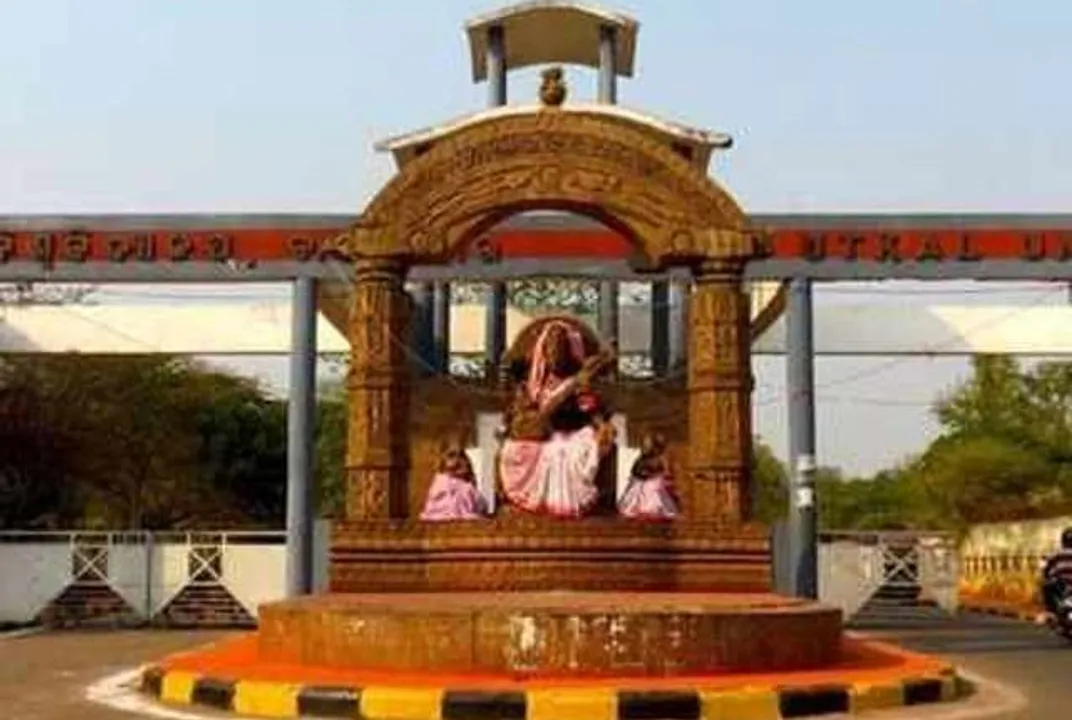  ଅନେକ ଦିନ ପରେ ଆଜିଠୁ ଖୋଲିବ ବିଶ୍ୱବିଦ୍ୟାଳୟ । ୩୦ ପ୍ରତିଶତ କର୍ମଚାରୀଙ୍କୁ ନେଇ ହେବ କାର୍ଯ୍ୟ, କରୋନା ନିୟମ ମାନିବାକୁ କଡା ନିର୍ଦ୍ଦେଶ