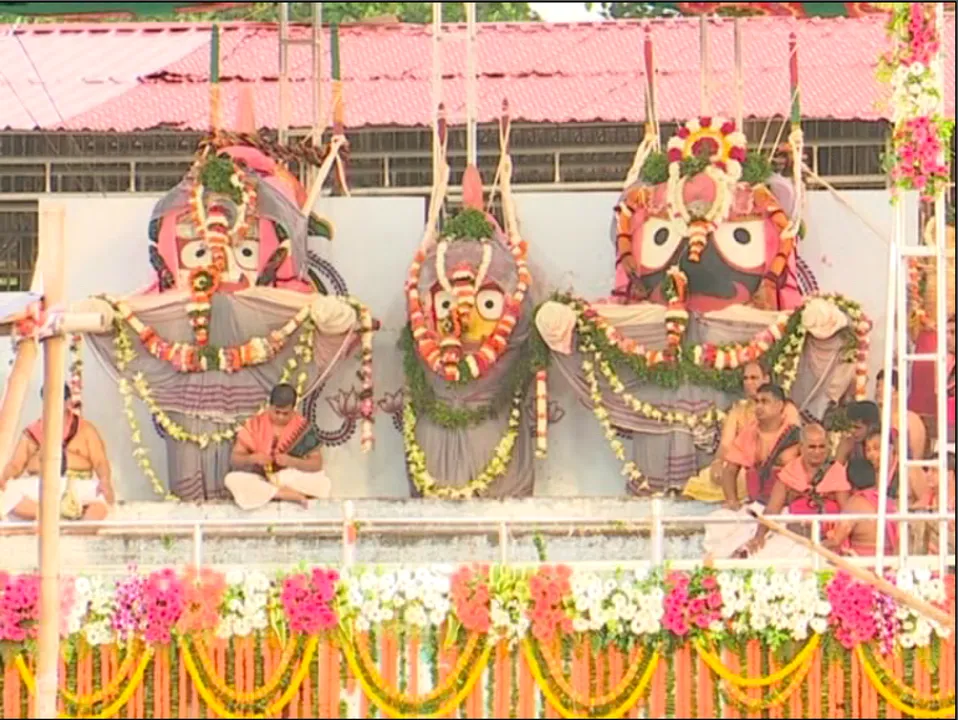  ଶ୍ରୀମନ୍ଦିରରେ ଶ୍ରୀଜିଉଙ୍କ ସ୍ନାନଯାତ୍ରା: ସ୍ନାନମଣ୍ଡପରେ ଚତୁର୍ଦ୍ଧା ମୂର୍ତ୍ତି...ଧାଡ଼ି ପହଣ୍ଡିରେ ଆସି ସ୍ନାନବେଦୀରେ ଦର୍ଶନ ଦେଉଛନ୍ତି ଶ୍ରୀଜୀଉ