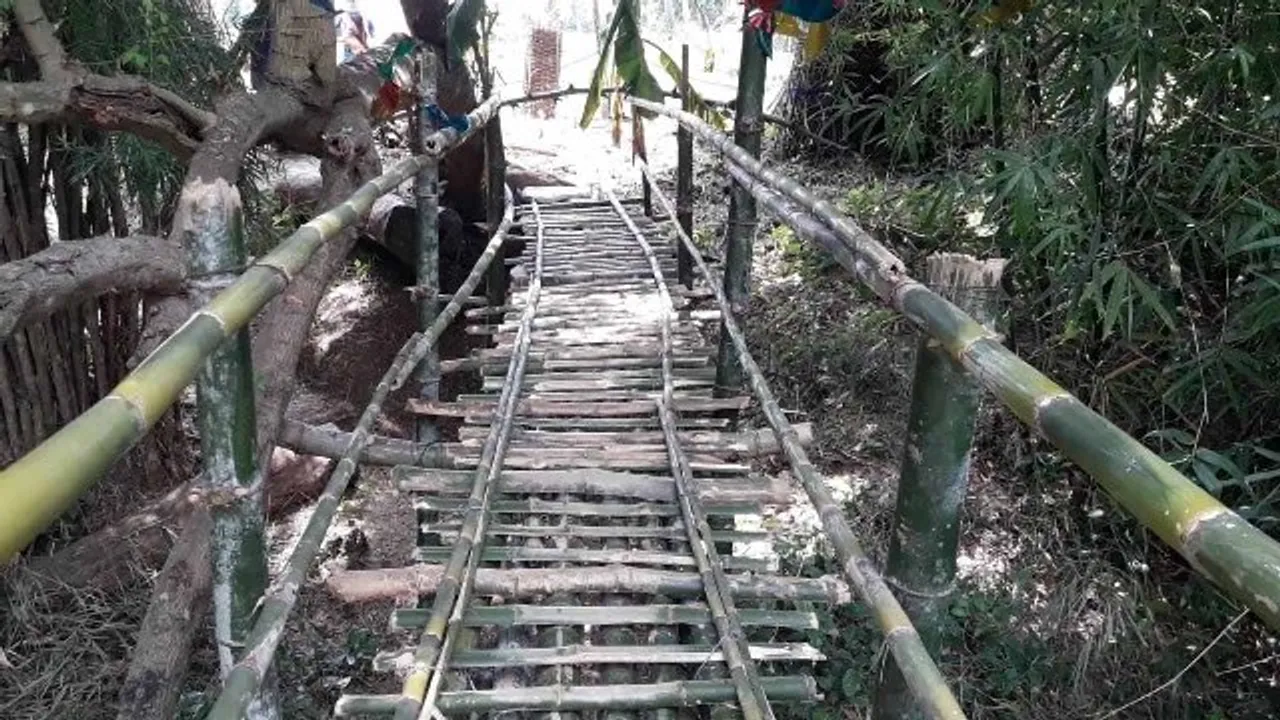  ନଦୀ ଉପରେ ସେତୁ ବାନ୍ଧିଲେ ପ୍ରବାସୀ : ପ୍ରାଶାସନିକ ଅଧିକାରୀ କି ରାଜନେତା, କେହି ବି ଶୁଣିଲେନି, ନିଜେ ଶ୍ରମଦାନ କରି ନଦୀ ଉପରେ ୫୦ ଫୁଟ ଉଚ୍ଚ ବାଉଁଶ ପୋଲ ଛିଡ଼ା କଲେ ଭିଟାମାଟିକୁ ଫେରିଥିବା ପ୍ରବାସୀ
