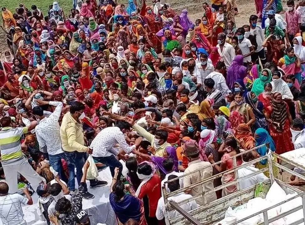  କେନ୍ଦ୍ରମନ୍ତ୍ରୀଙ୍କ ଜନ୍ମଦିନ ଅବସରରେ ବଣ୍ଟାଯାଉଥିଲା ରାସନ୍ ... ସାମାଜିକ ଦୂରତାକୁ ଭୁଲିଲେ ଲୋକେ । ସୋସିଆଲ୍ ମିଡିଆରେ ବିଧାୟକ ମାଗିଲେ କ୍ଷମା ।