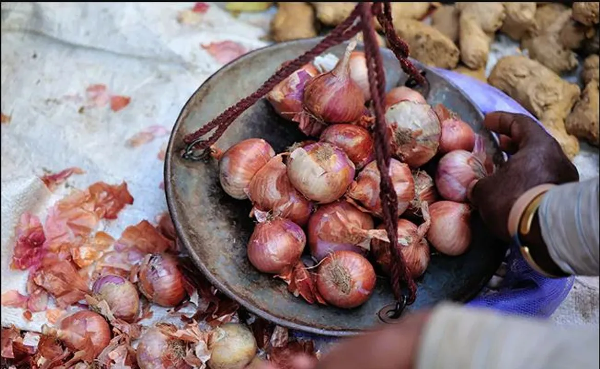  କରୋନା କାଳରେ ଚିନ୍ତାରେ କୃଷକ  : କେବେ କିଲୋ ପିଛା ୧୦୦ ଟଙ୍କାରେ ବିକ୍ରି ହେଉଥିବା ପିଆଜ ଆଜି ୨ ରୁ ୬ ଟଙ୍କା ଭିତରେ ବିକ୍ରି କରିବାକୁ ବାଧ୍ୟ ହେଉଛି ଚାଷୀ