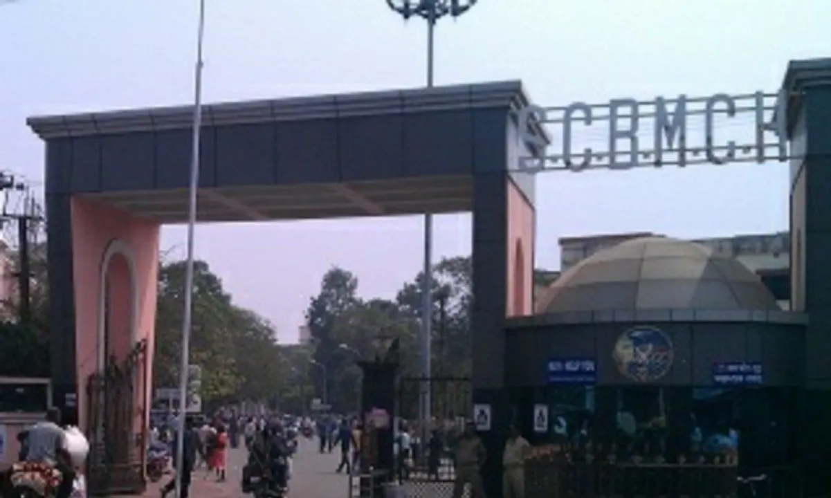  କନକ ନ୍ୟୁଜର ଖବର ପ୍ରସାରଣର ପ୍ରଭାବ: ଏସସିବିରେ କରୋନା ୱାର୍ଡରେ ଅବ୍ୟବସ୍ଥା ନେଇ ଚେତିଲେ କର୍ତ୍ତୃପକ୍ଷ; ରାତି ଅଧିଆ ଟାଟା ମ୍ୟାଜିକରେ ରୋଗୀଙ୍କୁ ପଠାଇଦେଲେ କୋଭିଡ ହସ୍ପିଟାଲ