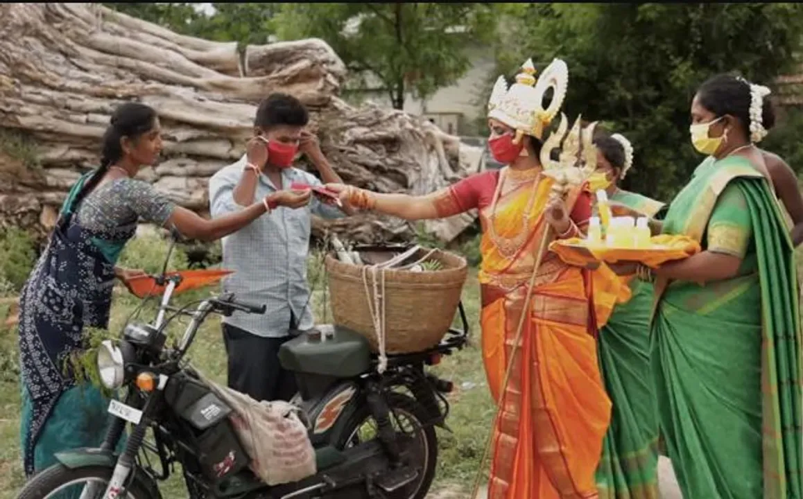  ଅଭିନବ ଉପାୟରେ ସଚେତନତା  : ସ୍ୱାସ୍ଥ୍ୟର ଦେବୀ ରୂପ ଧାରଣ କରି ମାସ୍କ୍ ବାଣ୍ଟିଲେ ମହିଳା । ଗୋଟିଏ ହାତରେ ତ୍ରୀଶୁଳ ଆର ହାତରେ ମାସ୍କ୍ ଧରି ସଚେତନ କଲେ ମହିଳା , ମହିଳାଙ୍କ ଏଭଳି ଉଦ୍ୟମକୁ ପ୍ରଶଂସା କଲା ସୋସିଆଲ୍ ମିଡିଆ