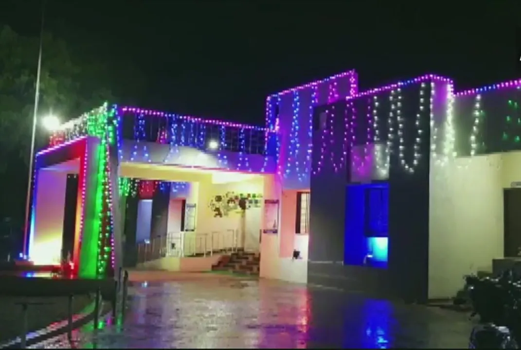  ବର୍ଷେ ପରେ ୯ ବର୍ଷର ଦୁଷ୍କର୍ମ ପୀଡ଼ିତାକୁ ମିଳିଲା ନ୍ୟାୟ : ନବବଧୂ ଭଳି ସଜେଇ ହେଲା ଥାନା । ବାଣ ଫୁଟିଲା , ମିଠେଇ ବଣ୍ଟାଗଲା , ଖୁସିରେ ନାଚିଲେ ଗ୍ରାମବାସୀ । 