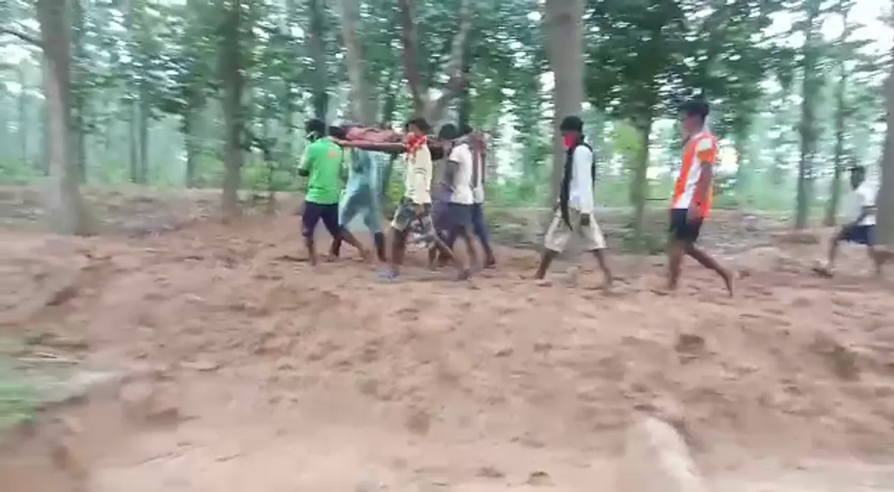  ଖଟିଆରେ ବୁହା ହେଲେ ରୋଗୀ । ରାସ୍ତା ନାହିଁ ବୋଲି ଆସିପାରିଲାନି ଆମ୍ବୁଲାନ୍ସ । ପ୍ରାୟ ୨ କିଲୋମିଟର ବାଟ ଖଟିଆରେ ବୁହା ହୋଇ ଆସିଲେ ରୋଗୀ