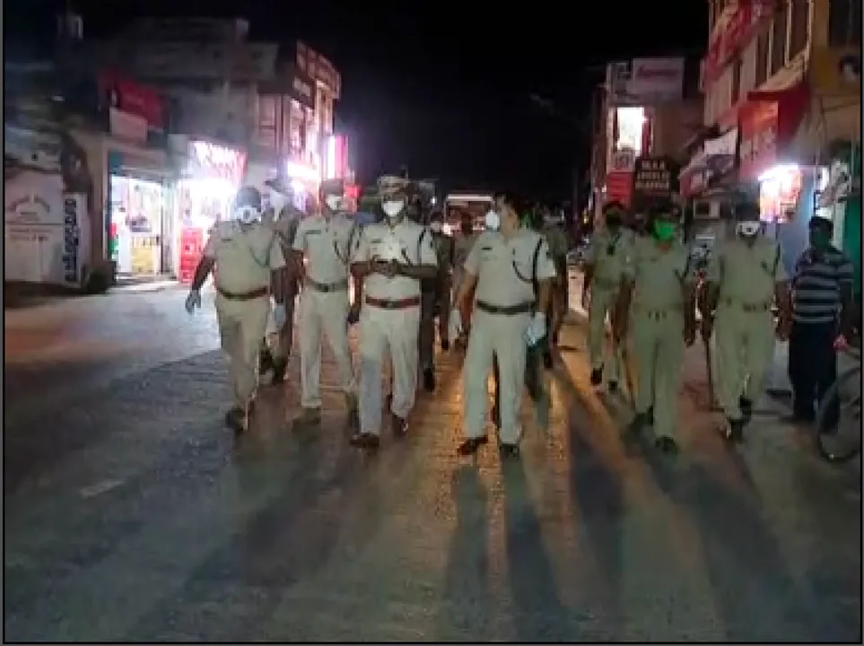  ଆକ୍ସନ ମୋଡରେ କମିଶନରେଟ୍ ପୋଲିସ । ନିୟମ ନମାନୁଥିଲେ ହୋଇଯାଆନ୍ତୁ ସାବଧାନ, ନହେଲେ ଗଣିବେ ମୋଟା ଅଙ୍କର ଜୋରିମାନା ।