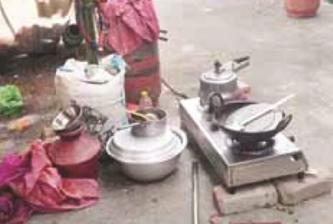  ବନ୍ୟା ପାଣି ବୁଡାଇ ଦେଲା ଘରର ତାଜା । ଛାତ ଉପରେ ବିତୁଛି ଜୀବନ, ସହାୟତାକୁ ଅପେକ୍ଷା