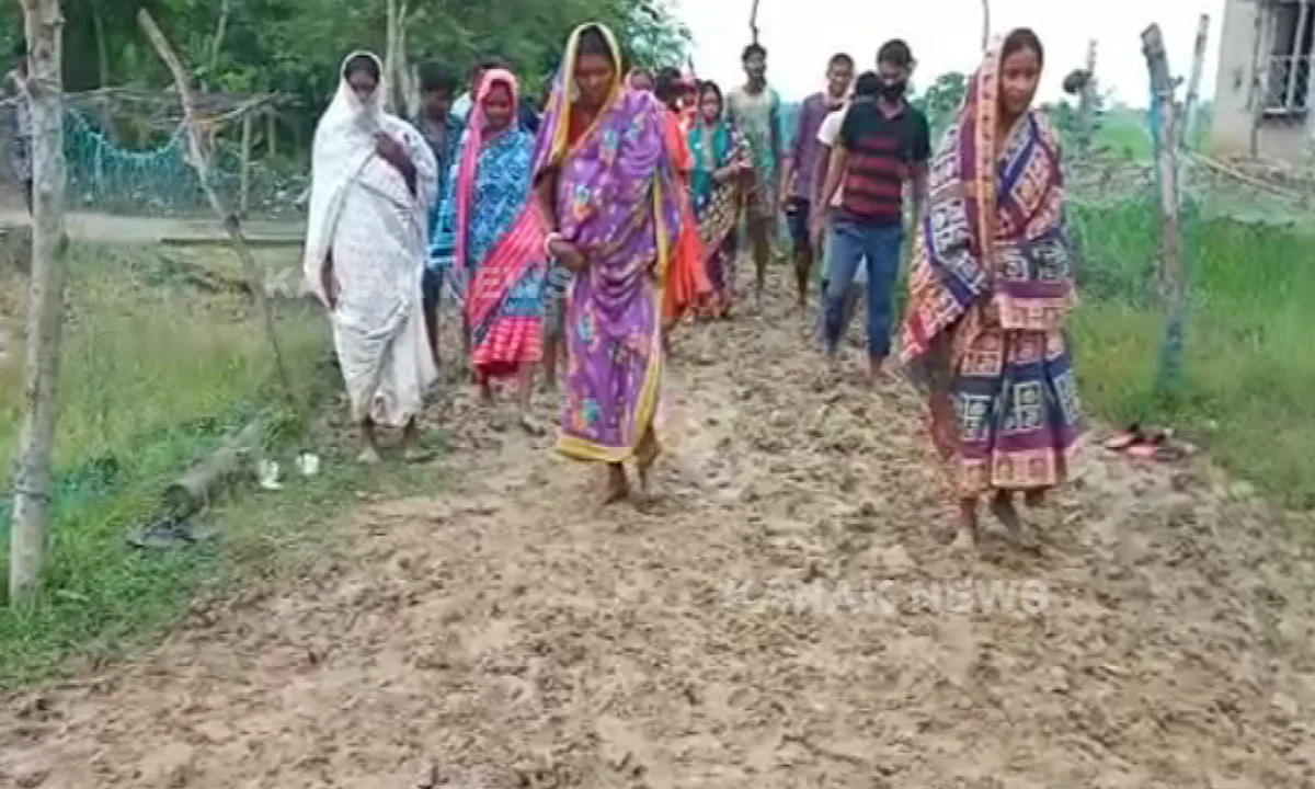  ରାସ୍ତା ଦେଉଛି ନର୍କ ଯନ୍ତ୍ରଣା । କାଦୁଅ ପଚ ପଚ ରାସ୍ତା ପାଇଁ ଦୁର୍ଦ୍ଦଶାରେ ଘାଣ୍ଟି ହେଉଛନ୍ତି ମହାକାଳପଡାବାସୀ ।