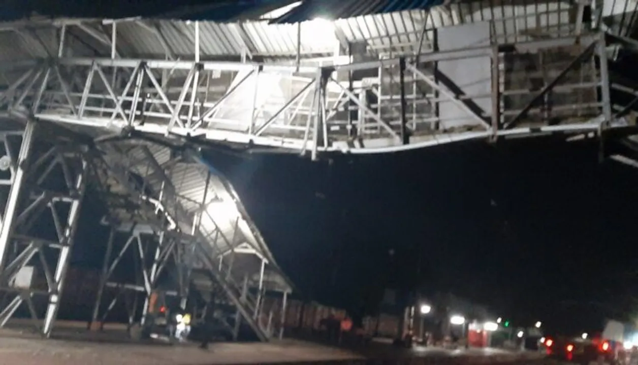  ସୋର ରେଳଷ୍ଟେସନରେ ଦୁର୍ଘଟଣା: ଷ୍ଟେସନର ବିଜୁଳି ଖୁଂଟକୁ ଟାଣିନେଲା ମାଲବାହୀ ଟ୍ରେନର ବଗି, ଦବିଗଲା ଫୁଟ ଓଭର ବ୍ରିଜ୍; ଅଳ୍ପକେ ଟଳିଗଲା ବଡ଼ ଧରଣର ଅଘଟଣ