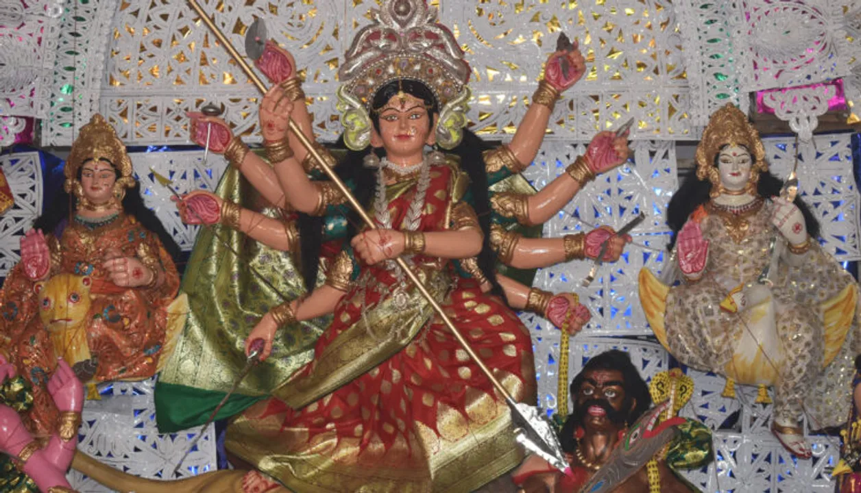  ପରଦା ପଛରେ ଚାଲିଛି ମା’ଙ୍କ ଆରାଧନା: ଆଜି ମଣ୍ଡପରେ ଜଗତଜନନୀଙ୍କ ଅଷ୍ଟମୀ ପୂଜା, ପୀଠରେ ମହାନବମୀ; କୋଭିଡ୍ କଟକଣା ଯୋଗୁଁ ଖାଁ ଖାଁ ପୂଜା ମଣ୍ଡପ