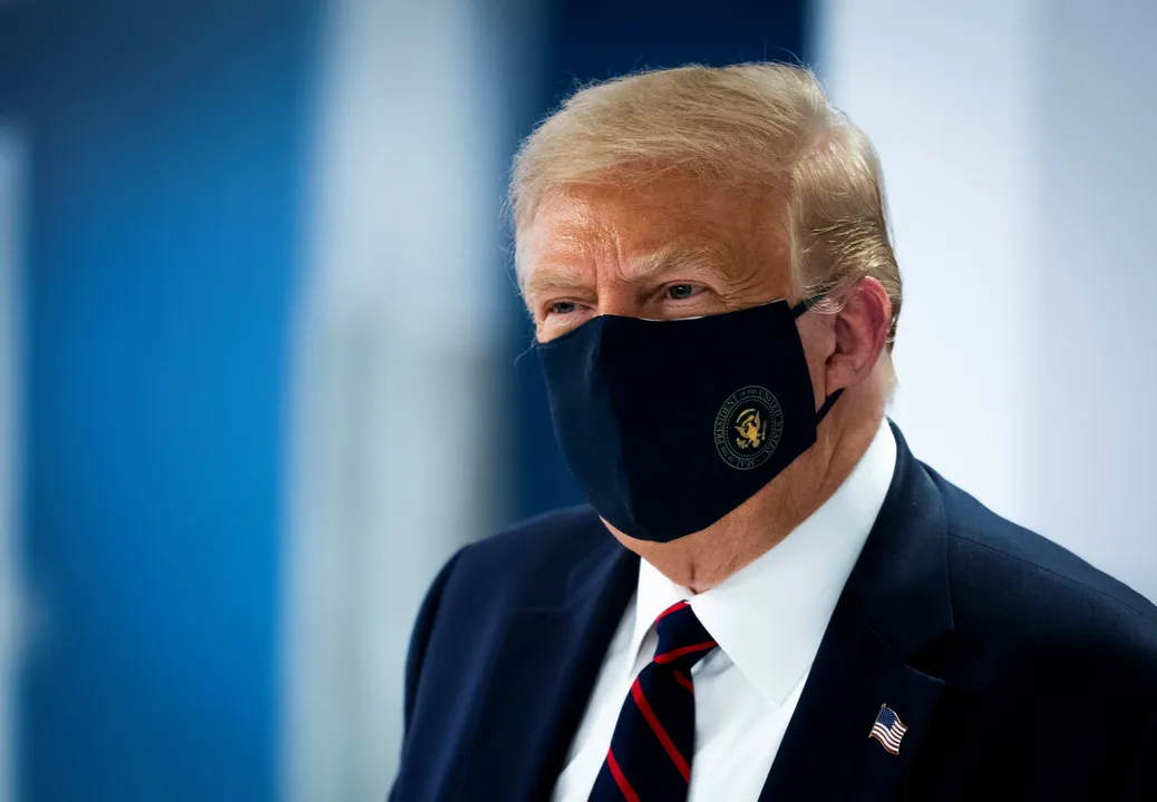 U.S. President Donald Trump wears a protective face mask as he watches as a patient donate plasma at the American Red Cross National Headquarters in Washington, U.S., July 30,  2020. REUTERS/Doug Mills/Pool 