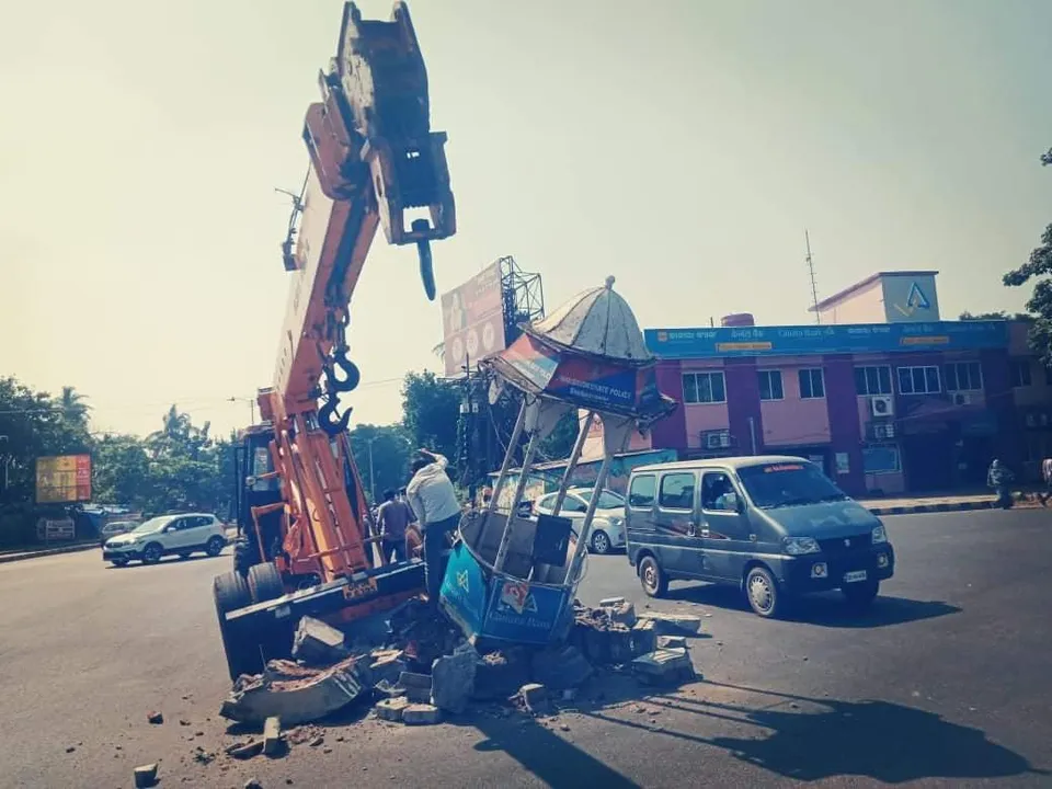  ଭୁବନେଶ୍ୱର ଶିଶୁଭବନ ଛକରେ ଥିବା ଟ୍ରାଫିକ ପୋଷ୍ଟ ଉପରେ ଚଢିଗଲା କ୍ରେନ । ଅଳ୍ପକେ ବର୍ତ୍ତିଲେ ଟ୍ରାଫିକ ପୁଲିସ