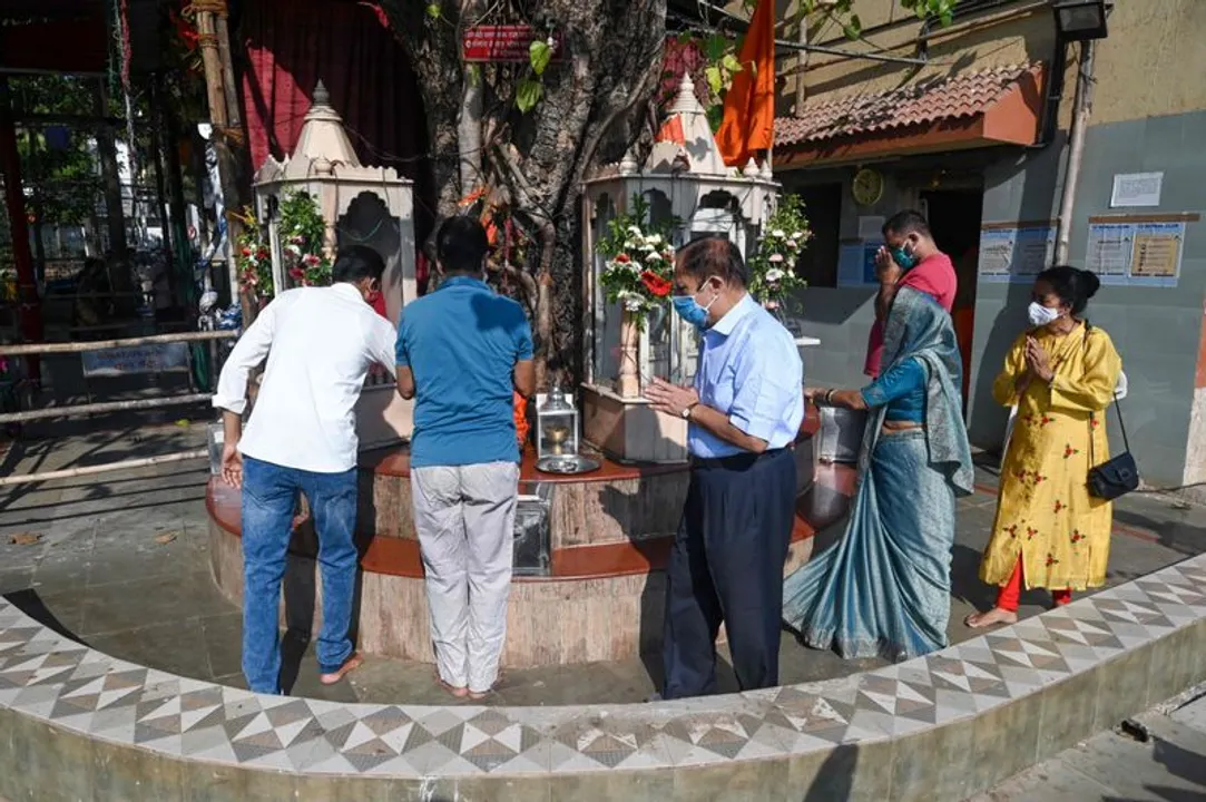 ଆଜିଠୁ ମନ୍ଦିରରେ ଠାକୁର ଦର୍ଶନ କଲେ ଭକ୍ତ । ୭ ମାସ ପରେ ମହାରାଷ୍ଟ୍ରରେ ଖୋଲିଲା ଧାର୍ମିକ ସ୍ଥଳ । କୋଭିଡ କଟକଣା କଡାକଡି ପାଳନ