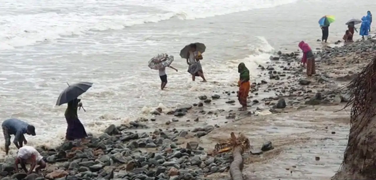  ସମୁଦ୍ର ବାଲିରୁ ମିଳୁଛି ସୁନା । ସଂଗ୍ରହ କରିବାକୁ ବେଳାଭୂମିରେ ଭିଡ ଜମାଉଛନ୍ତି ଶହ ଶହ ଲୋକ