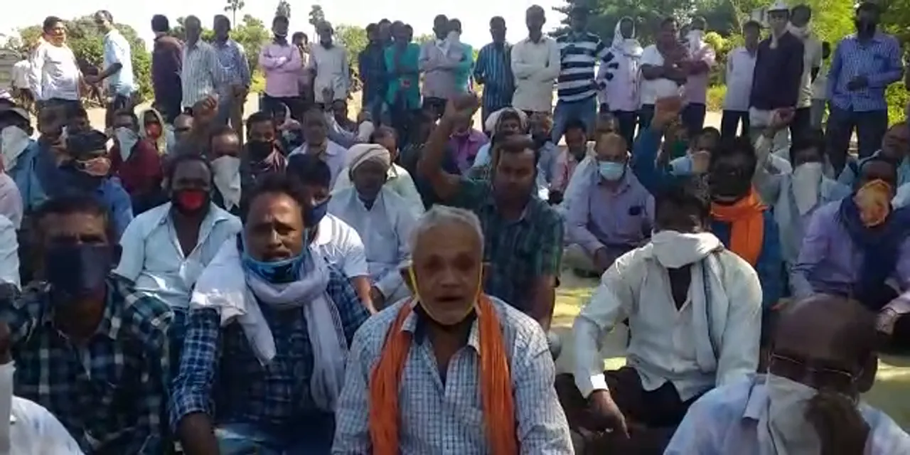  ଫସଲ ବୀମା ଦାବି ନେଇ ଚାଷୀଙ୍କ ଜାତୀୟ ରାଜପଥ ଅବରୋଧ : ଚଣ୍ଡିଖୋଲ-ପାରାଦୀପ ଜାତୀୟ ରାଜପଥରେ ଏକାଠି ହେଲେ ଚାଷୀ; ୫ଟି ପଂଚାୟତର ଚାଷୀଙ୍କ ରାସ୍ତାରୋକ