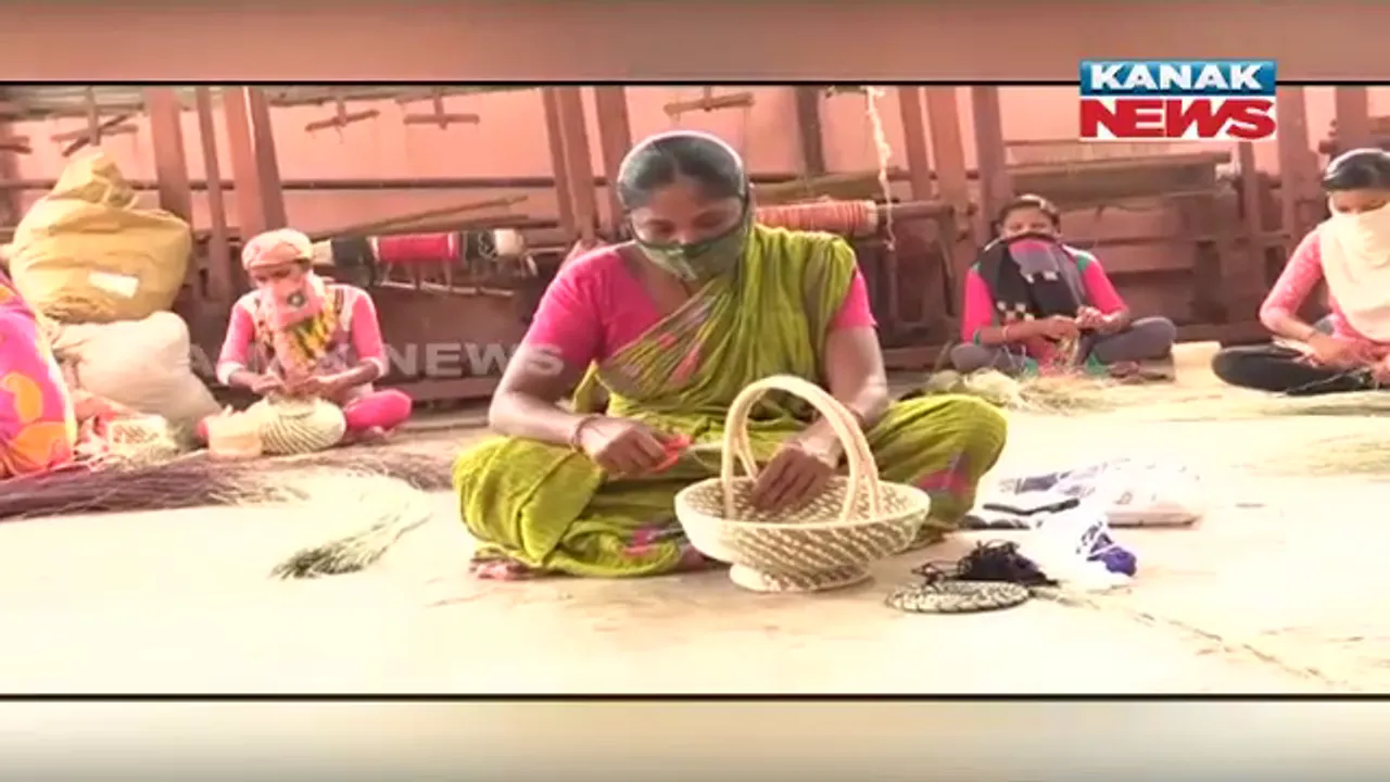  ବିଦେଶରେ ମିଳିବ ଓଡିଶାର ଆଦିବାସୀଙ୍କ ସବାଇ ଘାସ ନିର୍ମିତ ସାମଗ୍ରୀ । ଓରମାସ୍ ସହାୟତାରେ ୨୦୦ରୁ ଅଧିକ ପ୍ରକାର ଘର କରଣା ସାମଗ୍ରୀ ତିଆରି କରୁଛନ୍ତି ମୟୂରଭଂଜର କାରିଗର