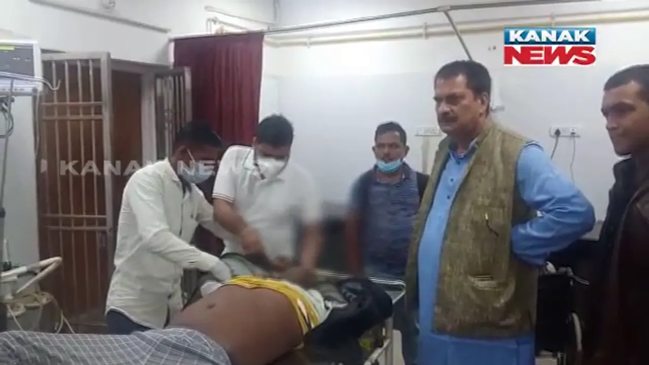  ମାନବିକତା ଦେଖାଇଲେ ମନ୍ତ୍ରୀ: ଦୁର୍ଘଟଣାଗ୍ରସ୍ତ ଅଜଣା ଯୁବକଙ୍କୁ ନିଜ ଗାଡିରେ ଆଣିଲେ ମନ୍ତ୍ରୀ ସମୀର ଦାଶ; ଚିକିତ୍ସା ପାଇଁ କ୍ୟାପିଟାଲ ହସ୍ପିଟାଲରେ କଲେ ଭର୍ତି