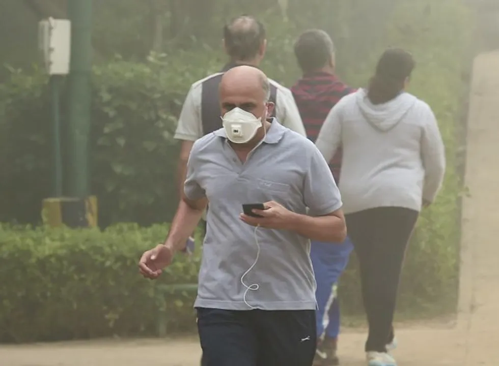  "JOG through SMOG" New Delhi: A man, wearing an anti-pollution mask, jogs throgh smog at Lodhi Garden in New Delhi on Tuesday.  PTI Photo by Kamal Singh(PTI11_7_2017_000129B) 