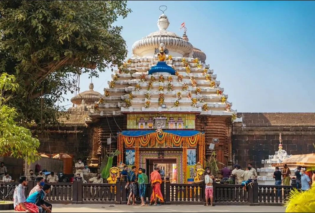  ଲିଙ୍ଗରାଜ ମନ୍ଦିର ଦର୍ଶନାର୍ଥୀଙ୍କ ପାଇଁ ଖୁସି ଖବର : ଏଣିକି ମନ୍ଦିରରେ ପ୍ରବେଶ ପାଇଁ ସମସ୍ତଙ୍କର ହେବ ନାହିଁ କୋଭିଡ୍ ଟେଷ୍ଟ; ମନ୍ଦିର ନିକଟରେ ହେବ ଥର୍ମାଲ ସ୍କ୍ରିନିଂ 